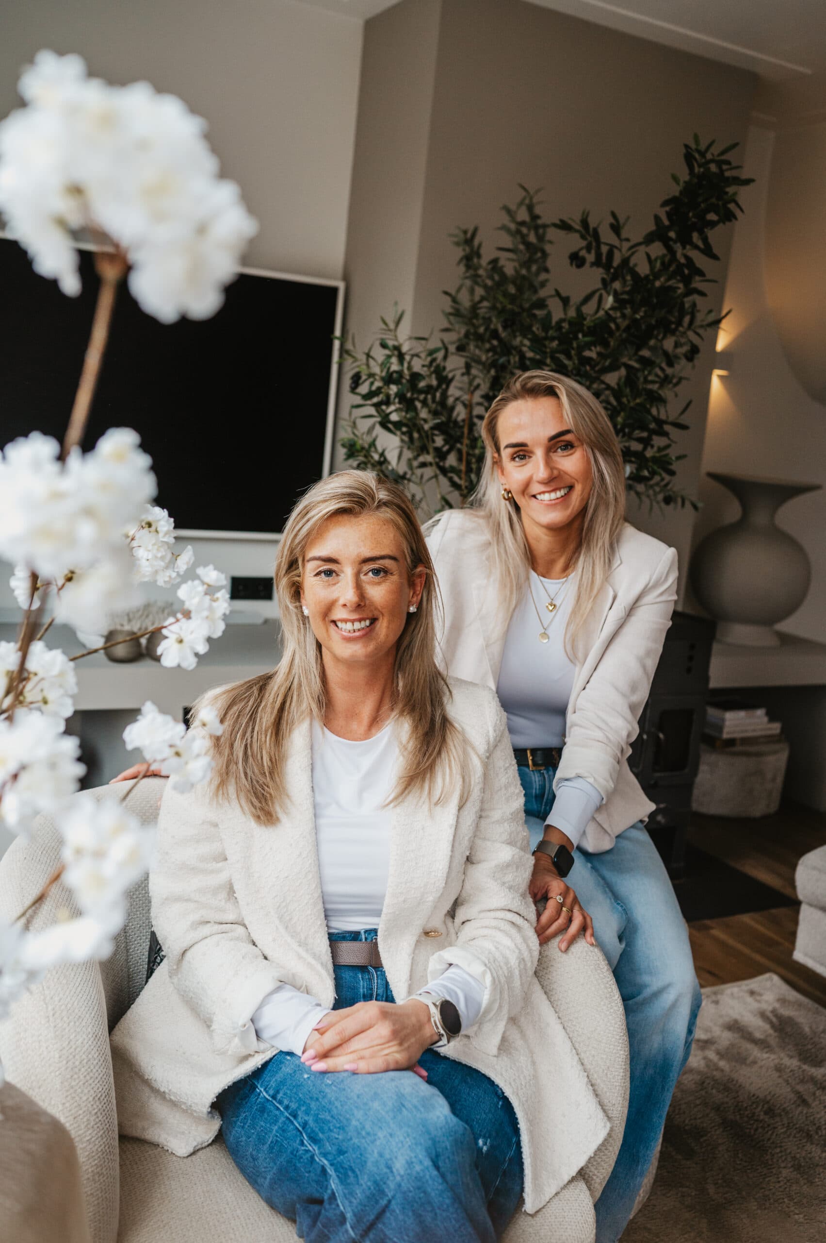 Twee onderneemsters samen in lichte woonkamer – Studio Roos Fotografie
