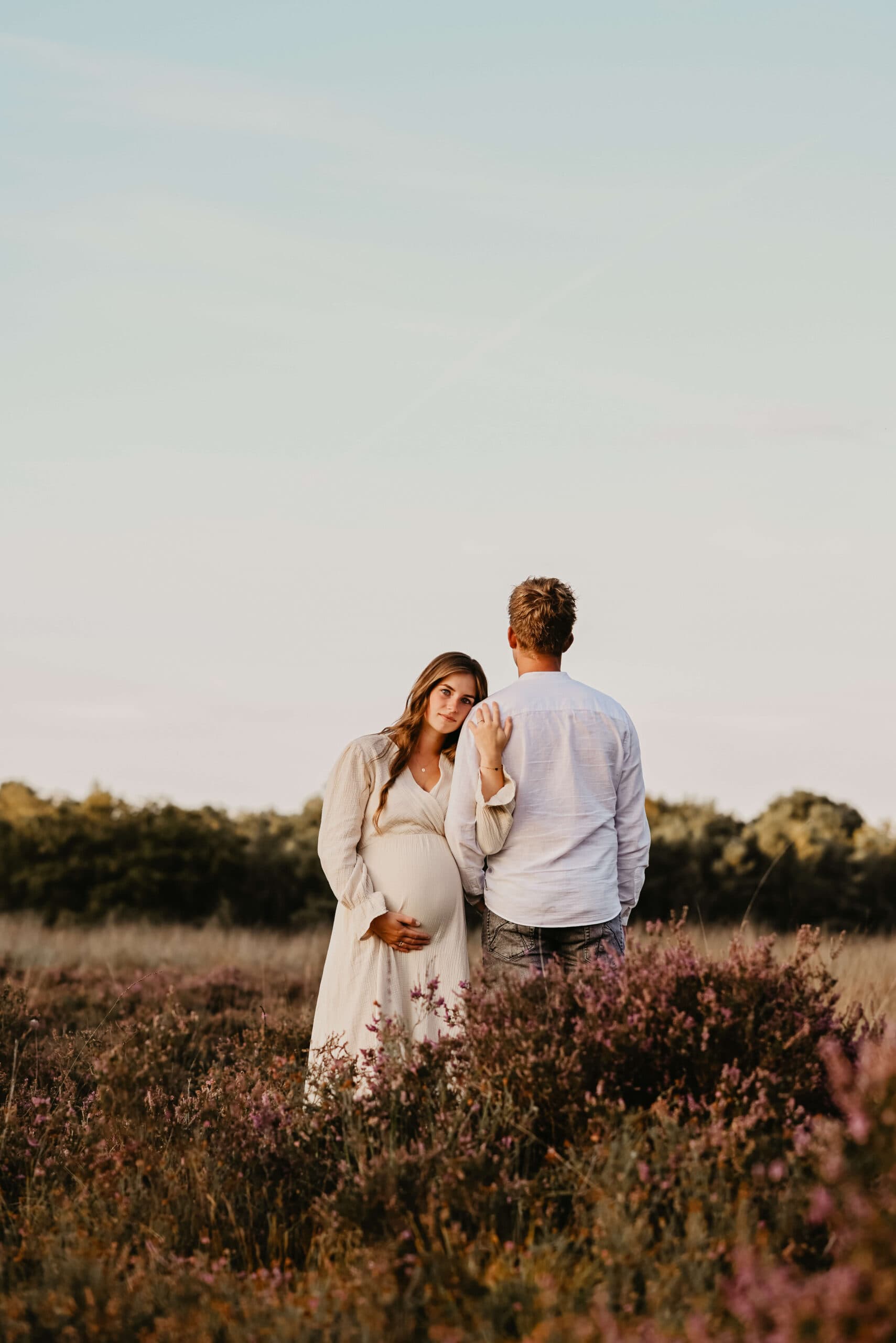 Zwangere vrouw met partner op de heide – Studio Roos Fotografie