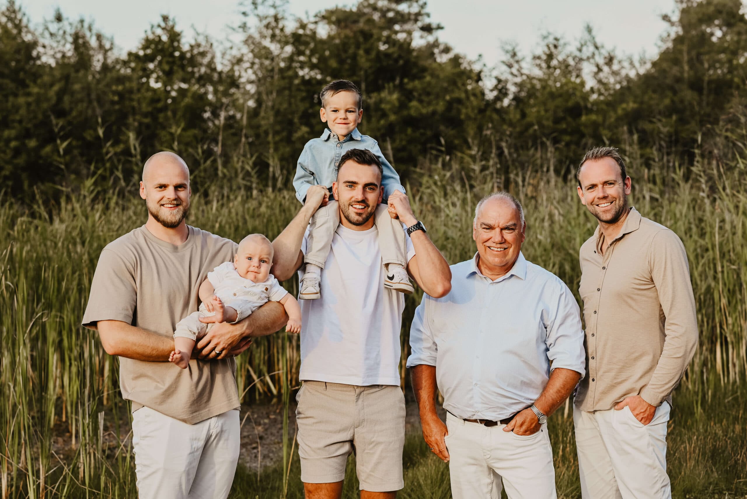 Familie van drie generaties tussen hoog riet – Studio Roos Fotografie