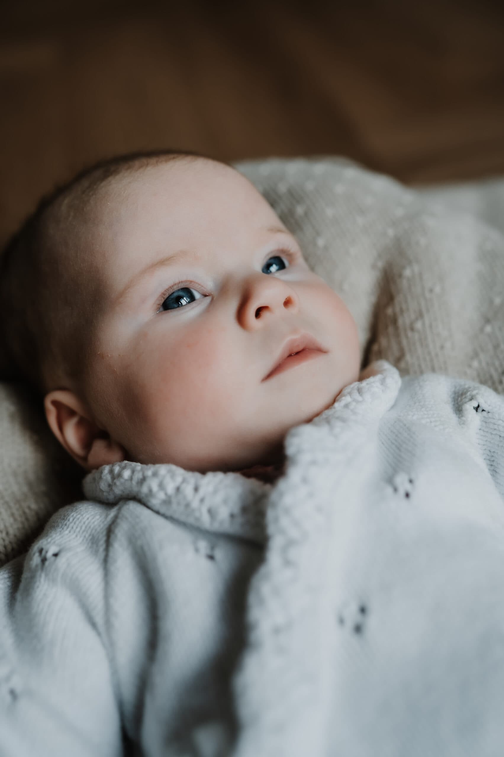 Newborn met open oogjes in gebreid dekentje – Studio Roos Fotografie