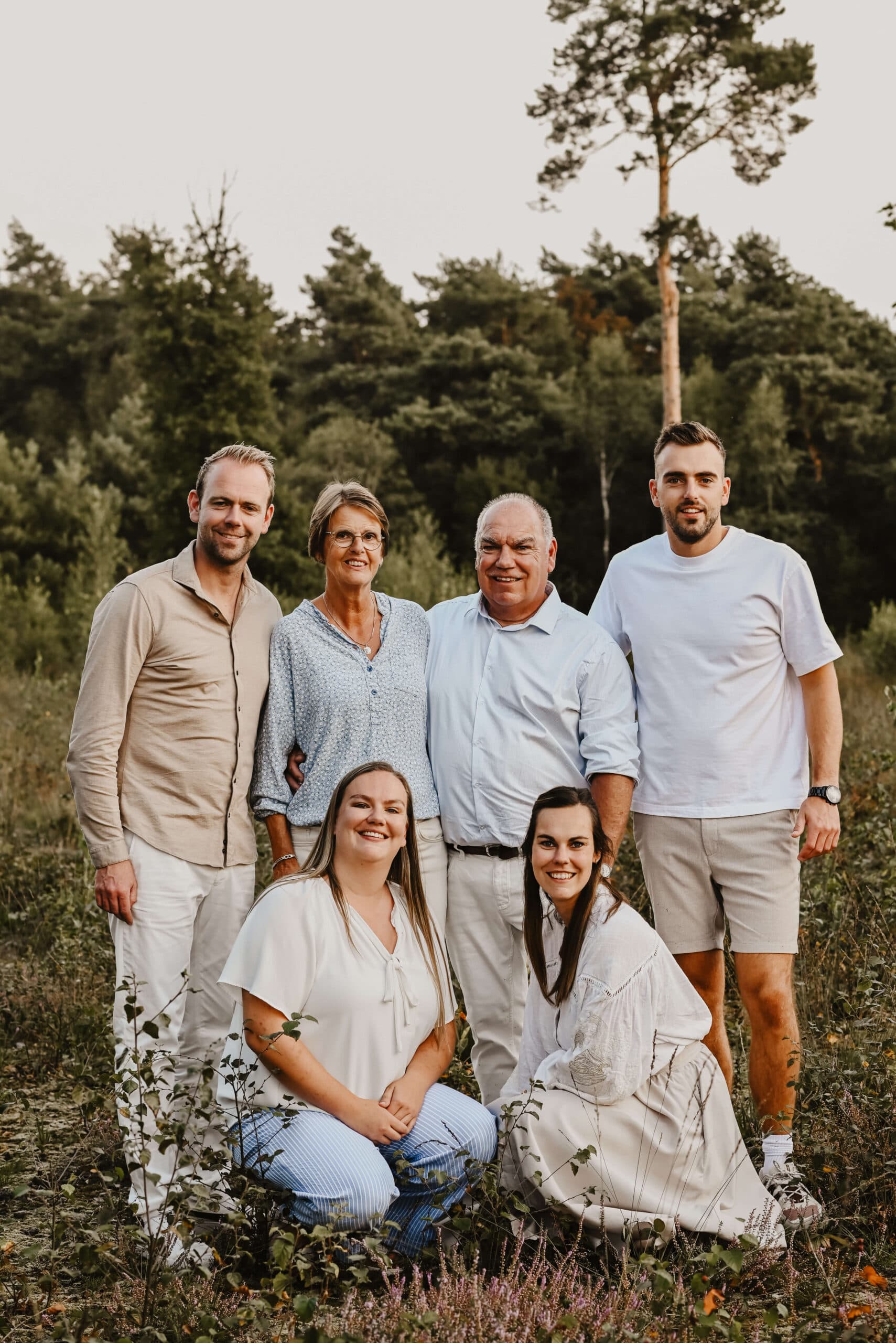 Familieportret van zes personen in de natuur – Studio Roos Fotografie