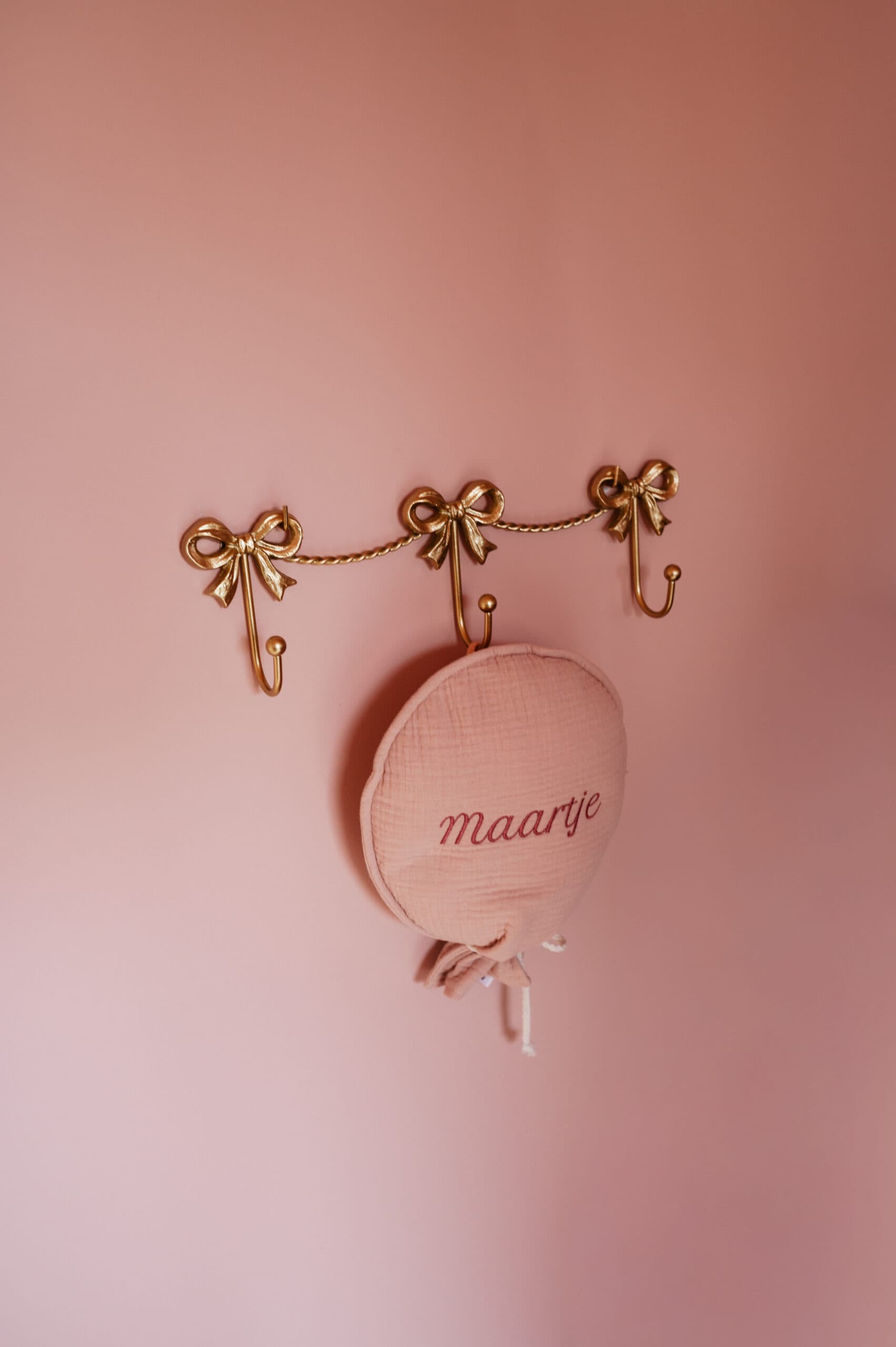 Naamdecoratie aan de muur van de babykamer – Studio Roos Fotografie