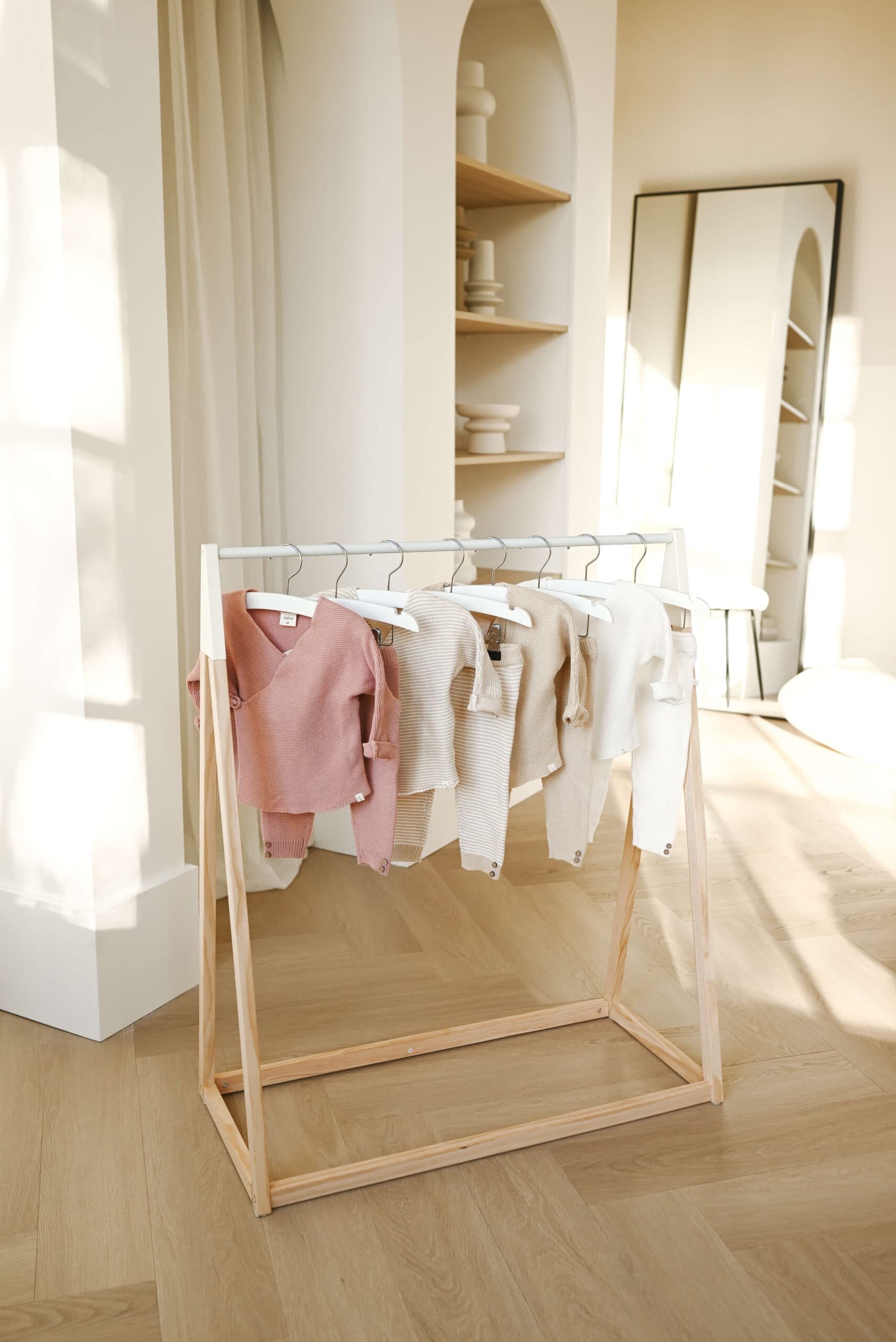 Kledingrek met babykleding in lichte studio – Studio Roos Fotografie