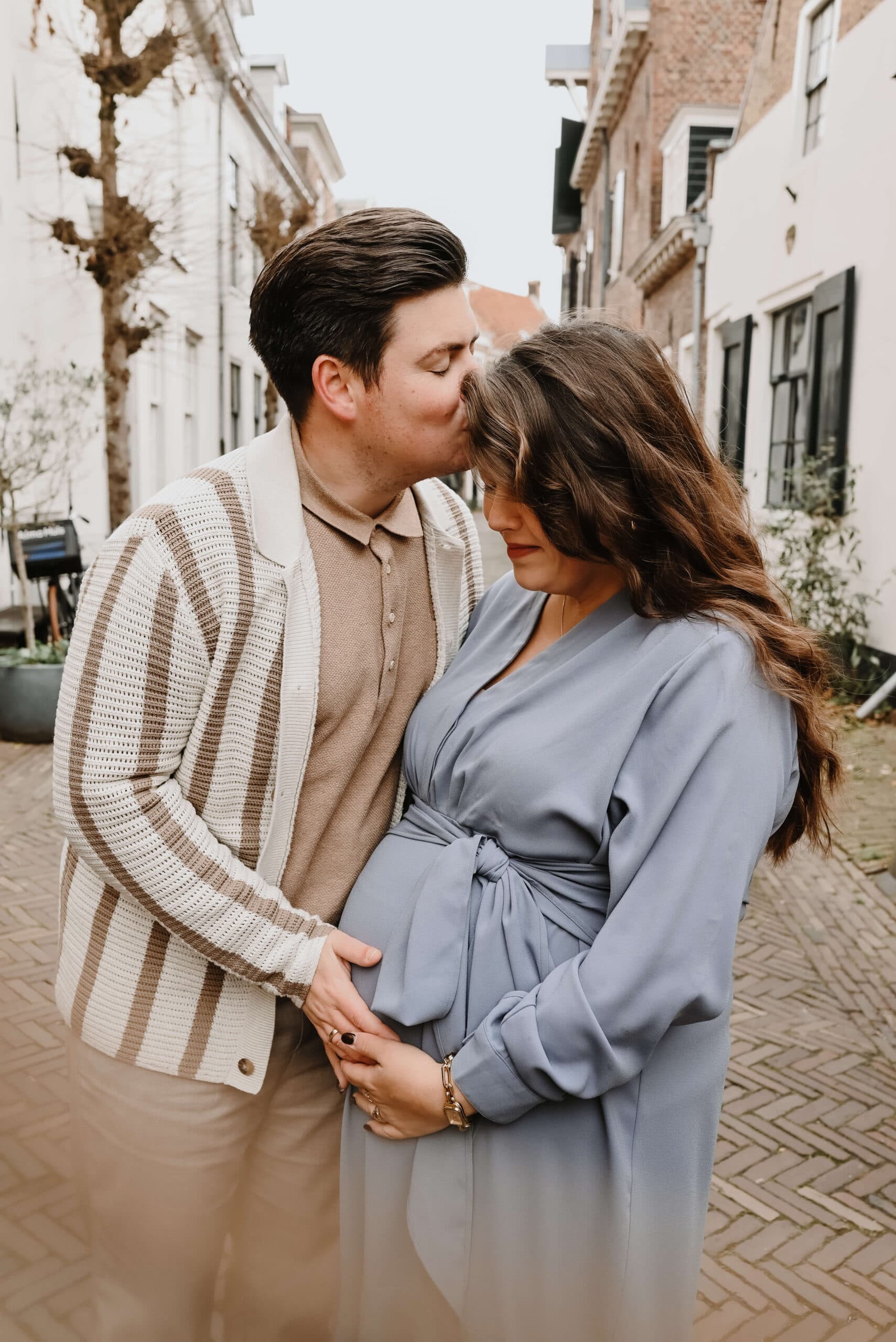 Zwangerschapsshoot van stel in historisch straatje – Studio Roos Fotografie