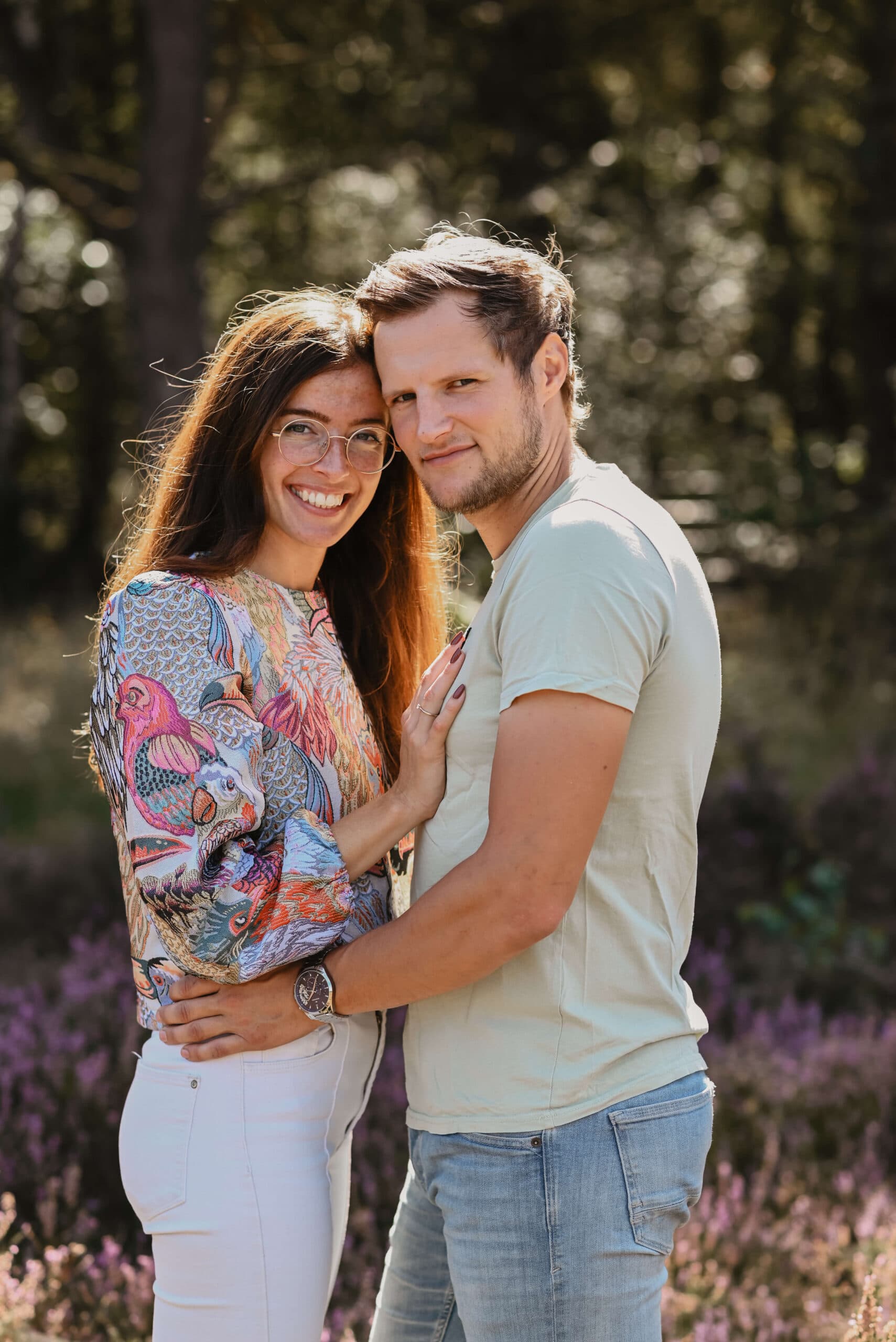 Stel poseert samen op de heide in de zon – Studio Roos Fotografie