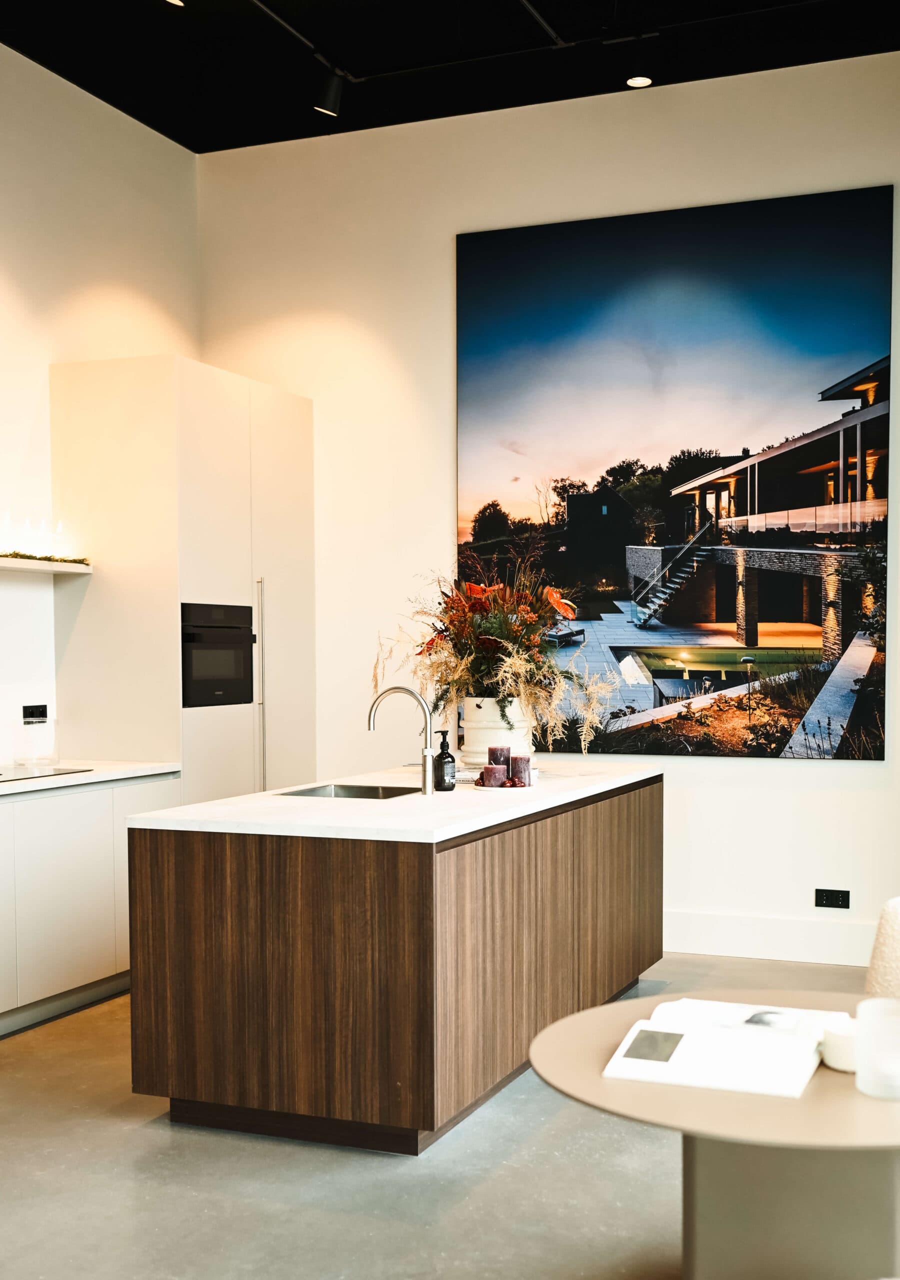 Keukenopstelling in moderne showroom – Studio Roos Fotografie