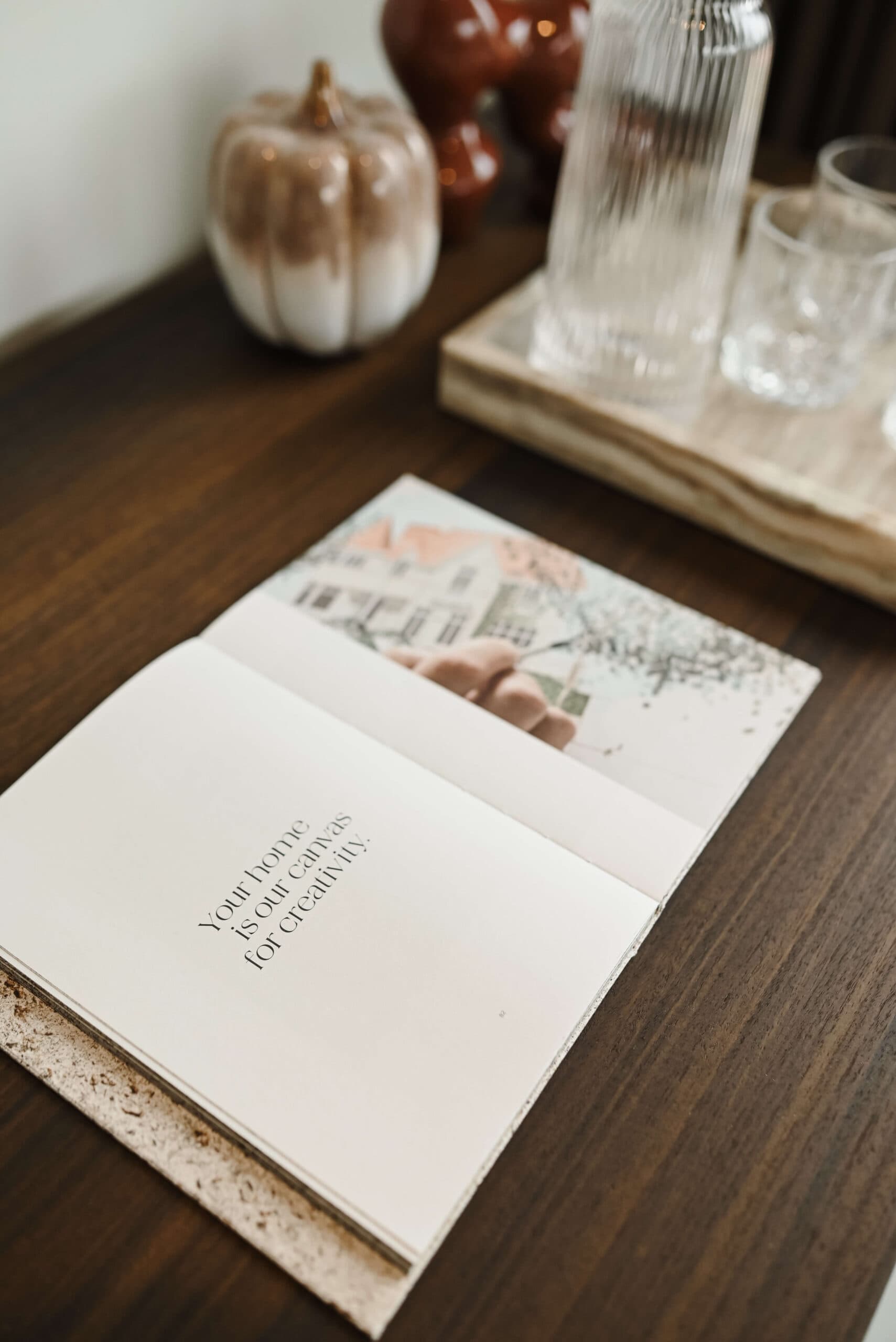 Opengeslagen brochure op houten tafel – Studio Roos Fotografie
