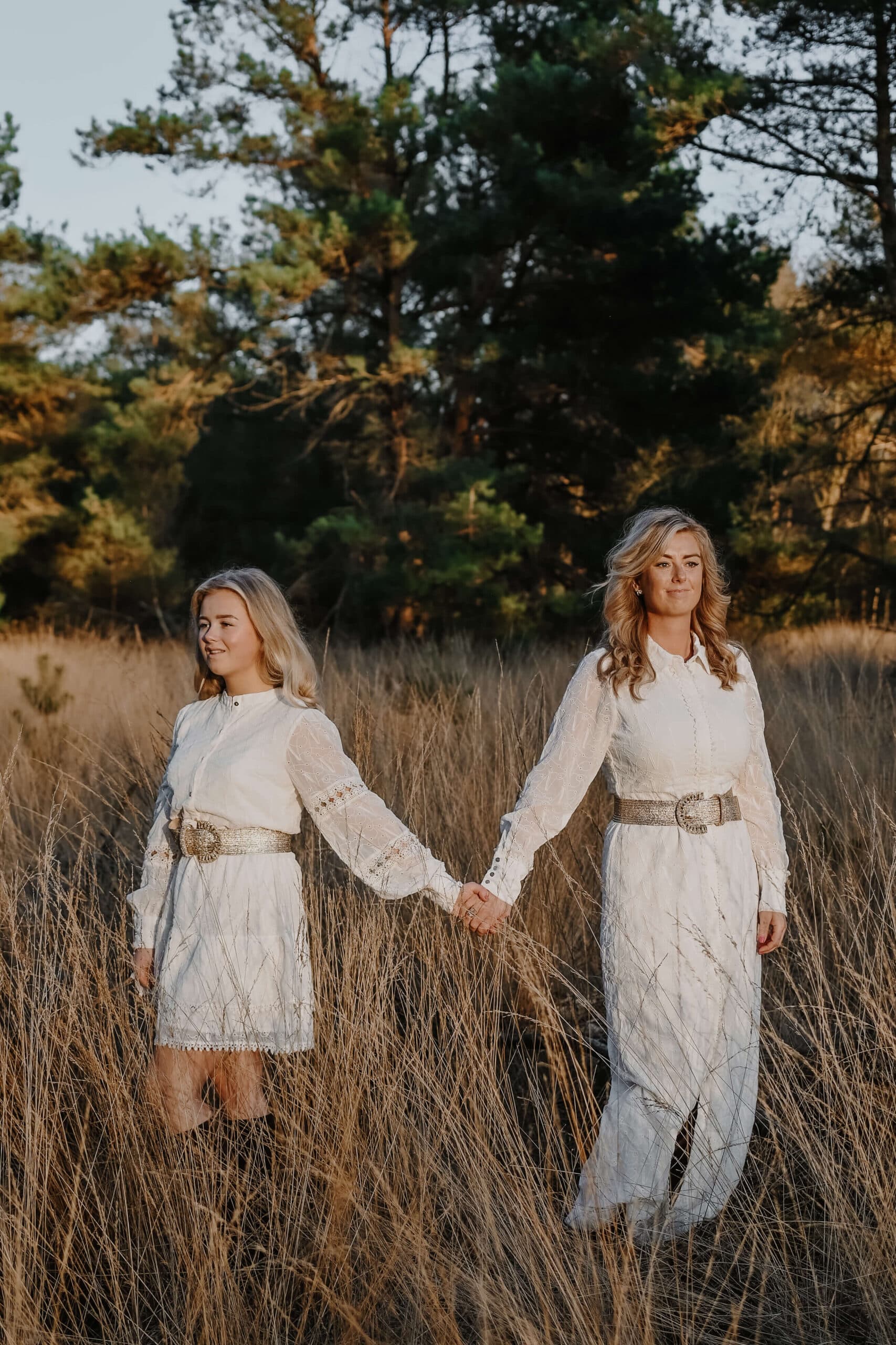 Moeder en dochter hand in hand in natuurgebied – Studio Roos Fotografie