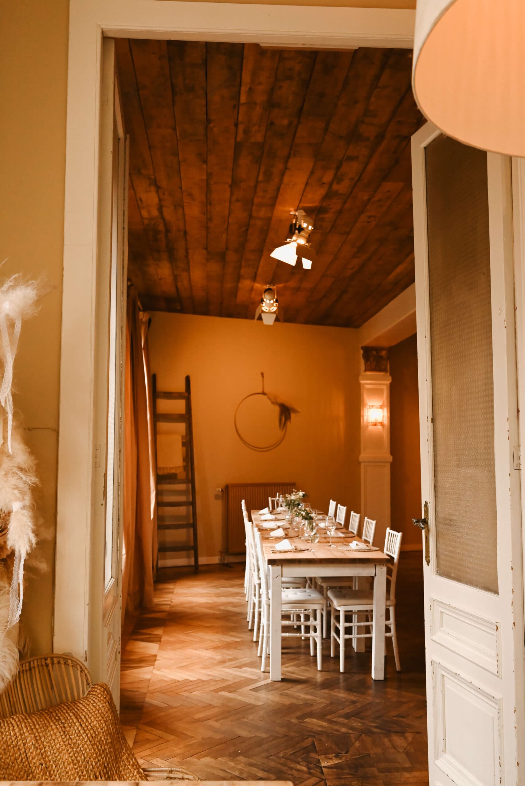 Feestelijk gedekte dinertafel op trouwlocatie – Studio Roos Fotografie