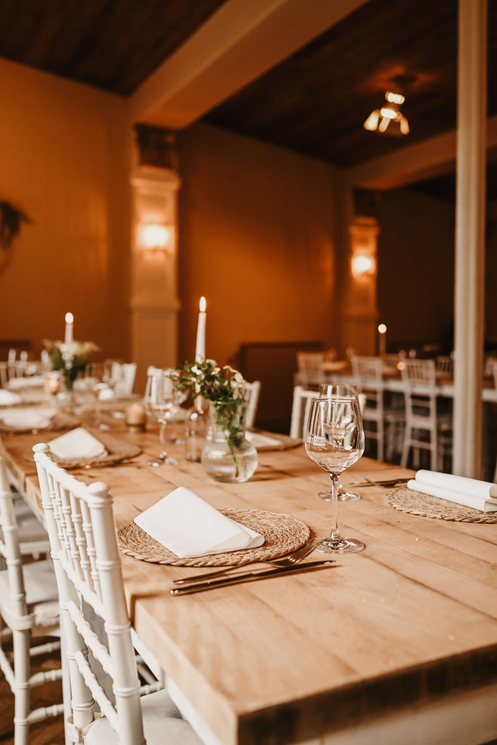 Gedekte tafels met kaarsen op de trouwlocatie – Studio Roos Fotografie