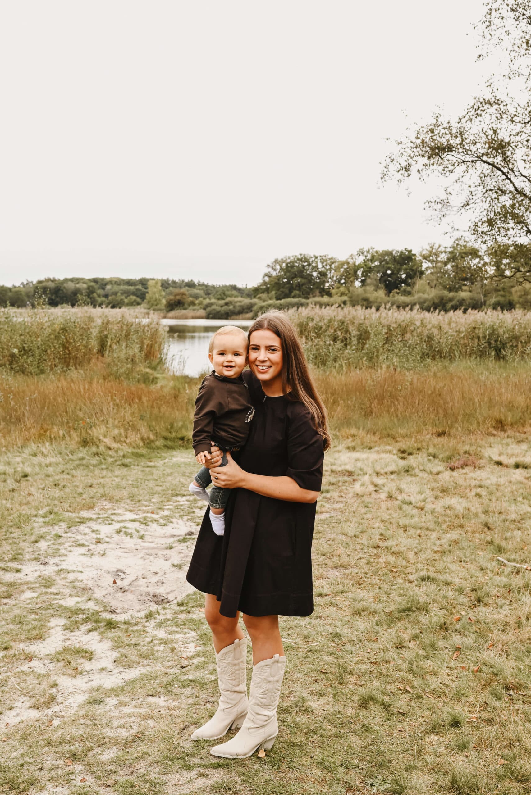 Moeder met baby op de arm bij het water – Studio Roos Fotografie