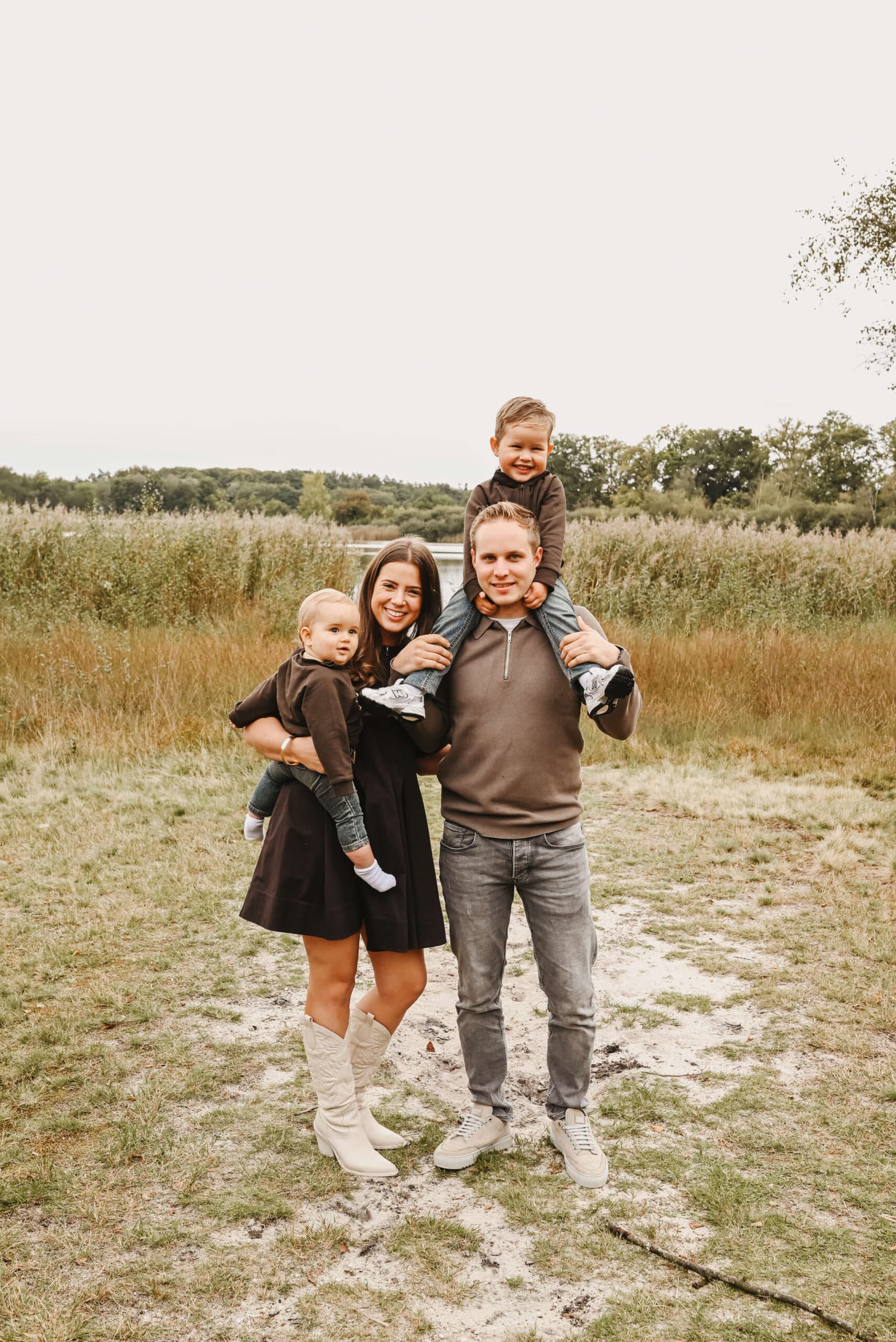 Gezin met twee kinderen poseert in natuurgebied – Studio Roos Fotografie