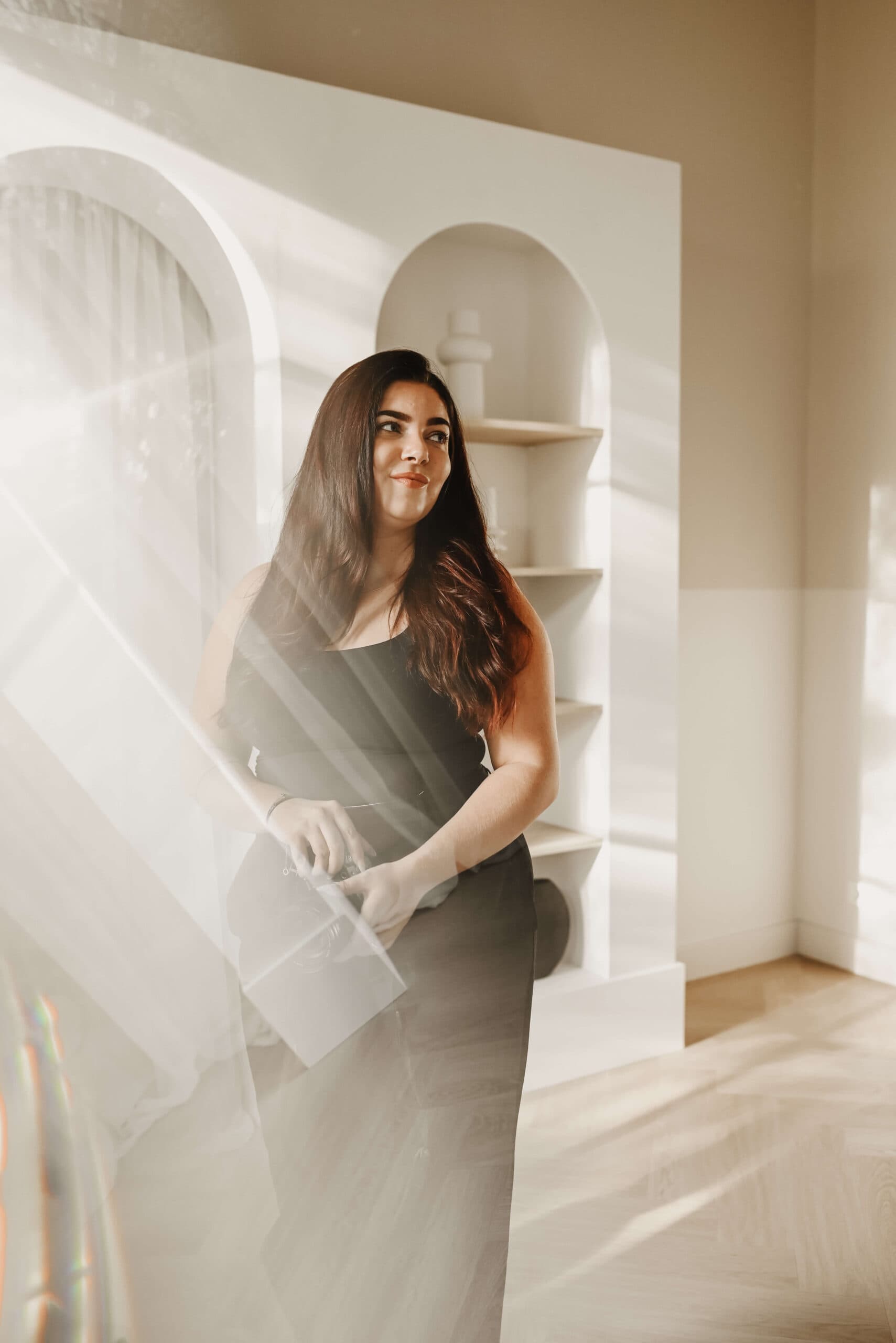 Onderneemster in showroom met boognissen – Studio Roos Fotografie