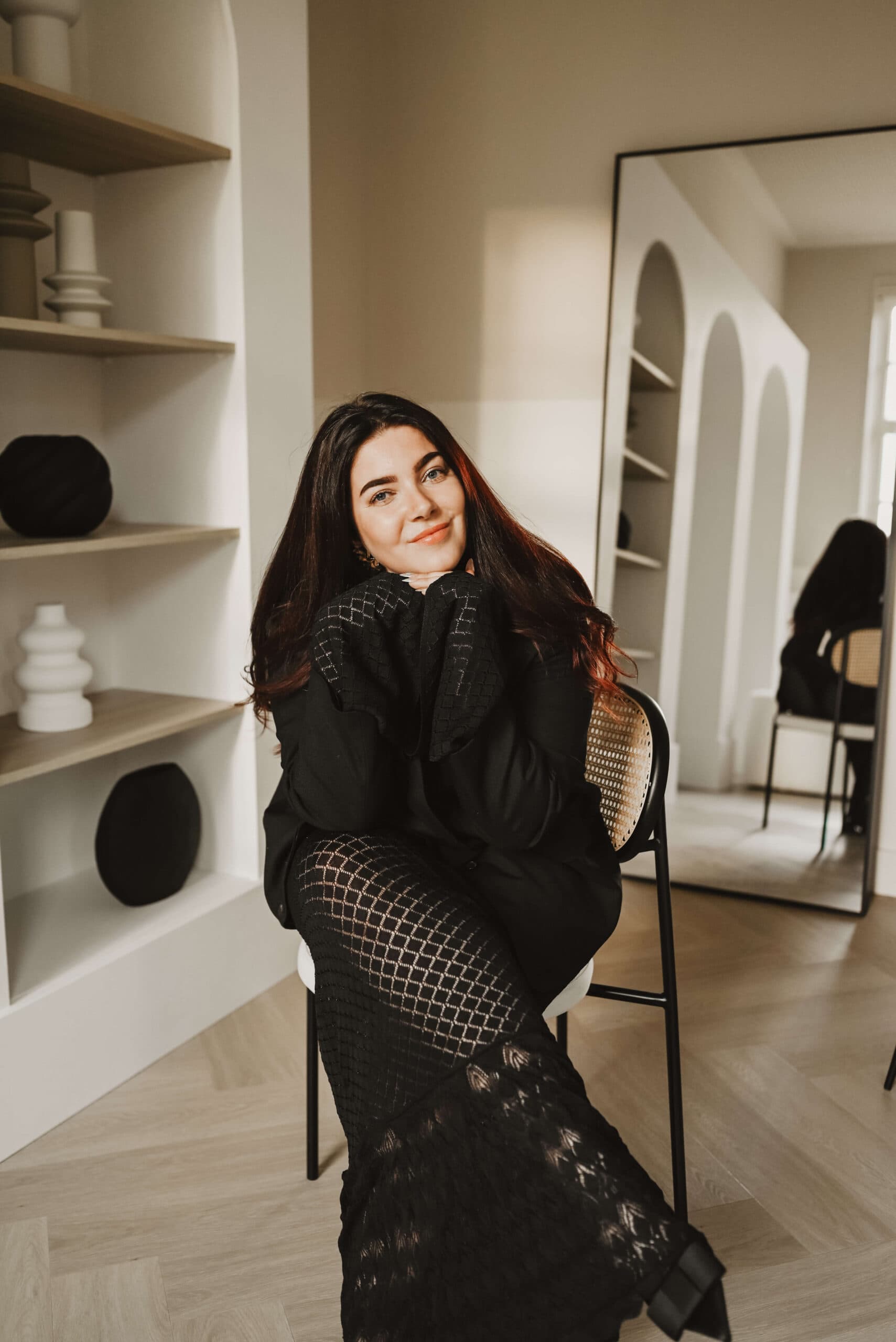 Portret van onderneemster op stoel in studio – Studio Roos Fotografie