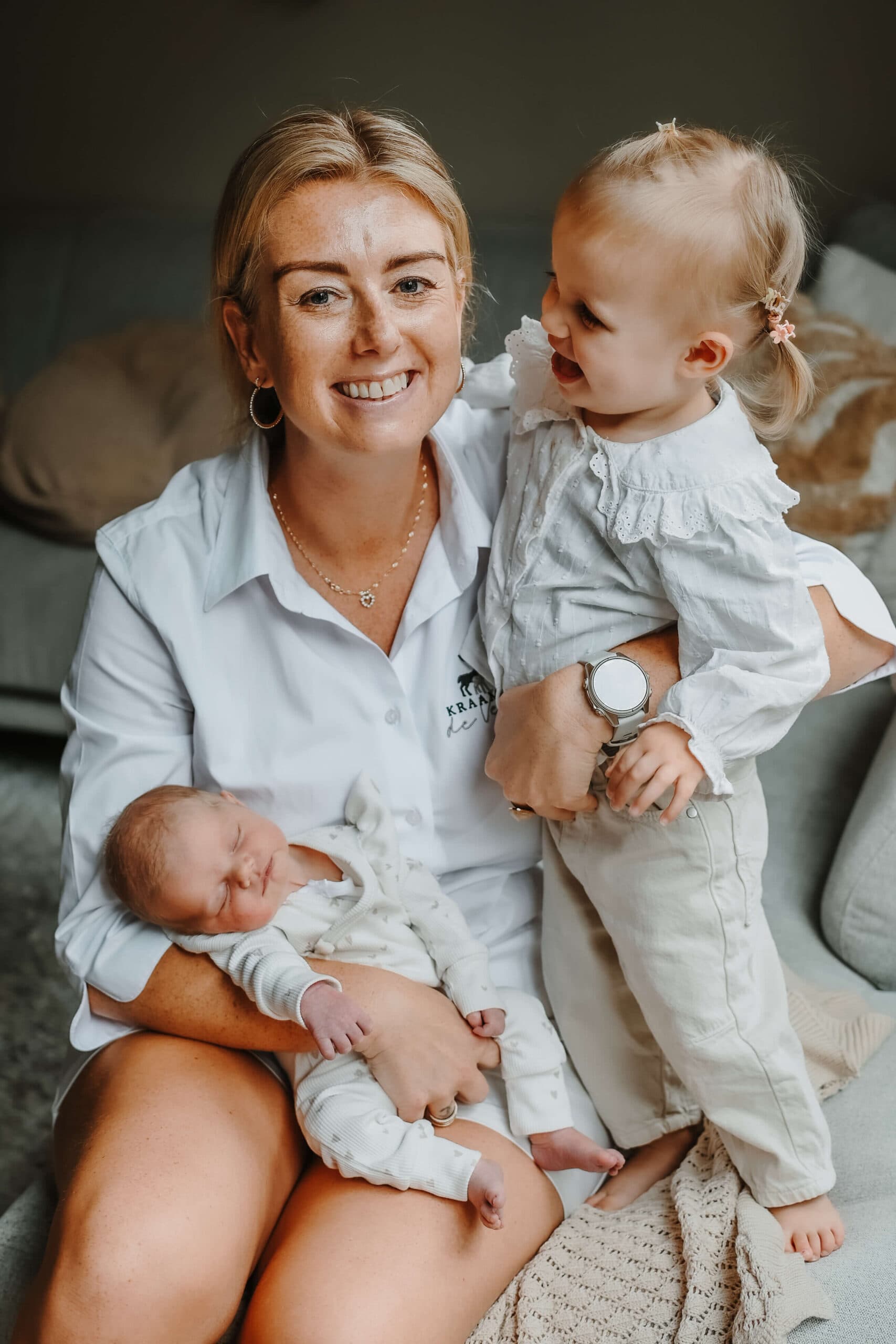 Kraamverzorgster met baby en peuter op schoot – Studio Roos Fotografie
