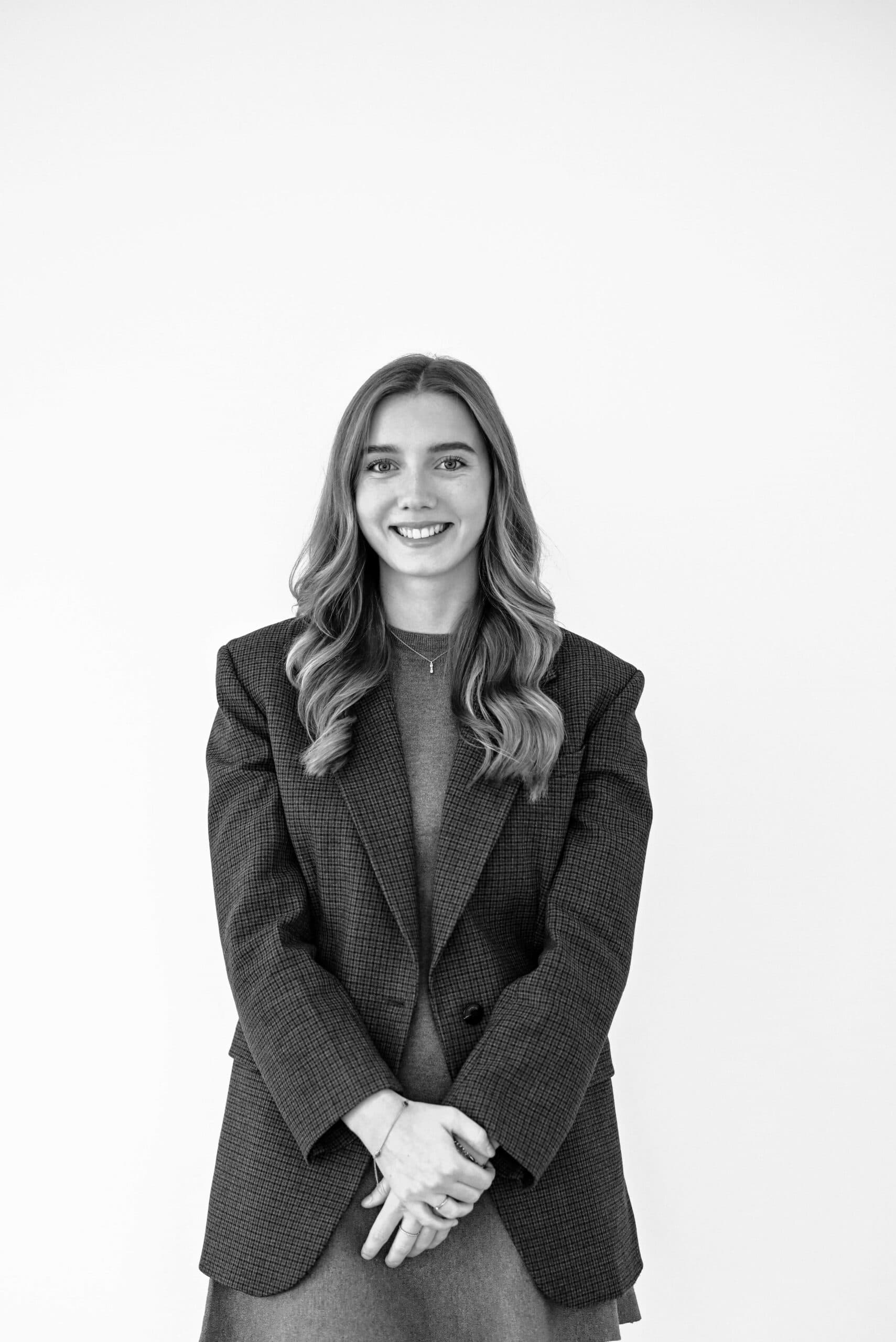 Zakelijk portret van vrouw in blazer, zwart-wit – Studio Roos Fotografie