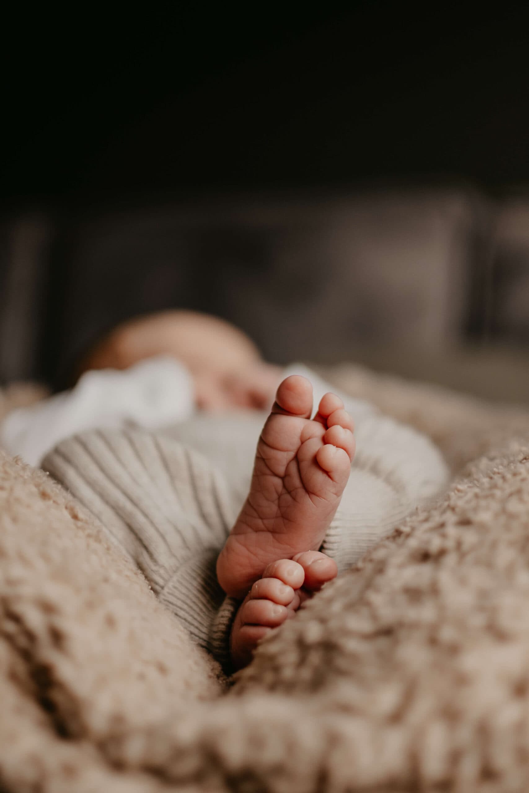 Kleine babyvoetjes op een zachte deken – Studio Roos Fotografie
