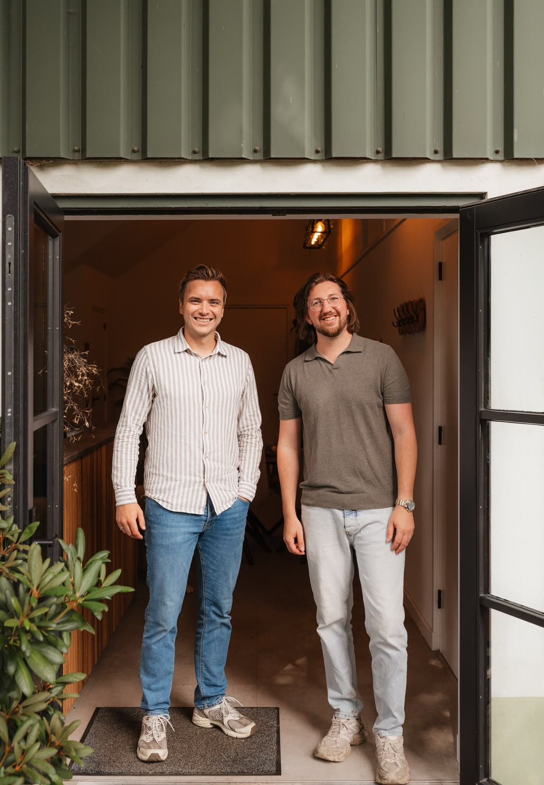 Twee ondernemers bij de entree van hun kantoor tijdens een brandingshoot – Studio Roos Fotografie