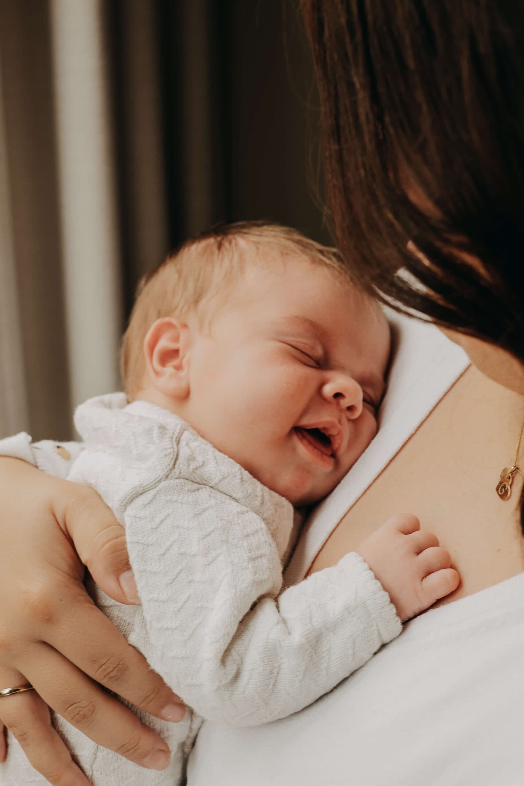 Newborn ligt op de schouder van moeder – Studio Roos Fotografie