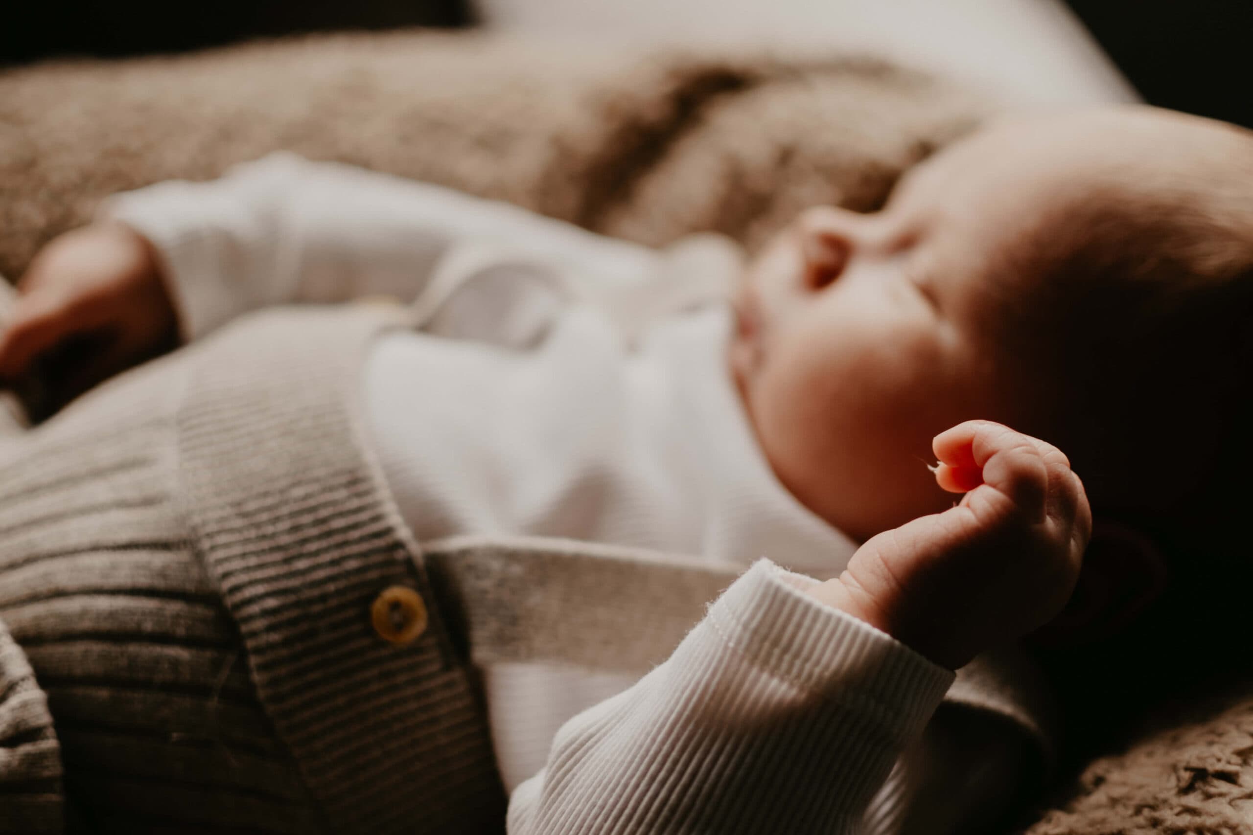 Newborn ligt rustig in gebreid pakje – Studio Roos Fotografie